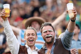 记者：热刺今夏有意米德尔斯堡双星范登贝尔赫和哈克尼